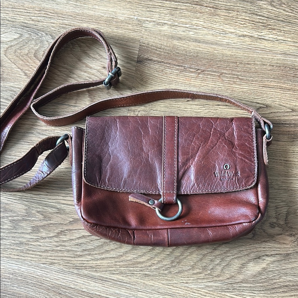 Brown Leather Crossbody Bag with Adjustable Strap and Metallic Hardware